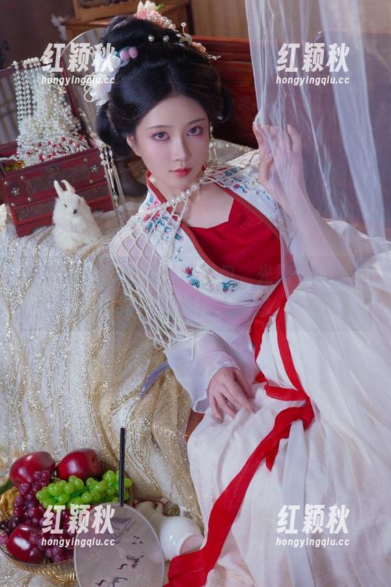 年年Nnian 年年Nnian的青丝诀图包,光影下的温柔每一张都扣人心弦