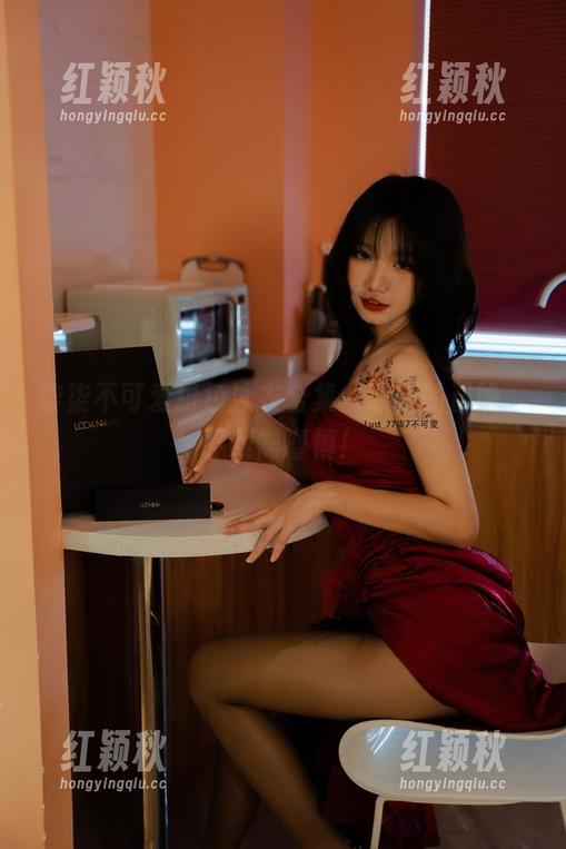柒柒不可爱 柒柒不可爱粉色泳衣合集:欲望的召唤,下载需谨慎!
