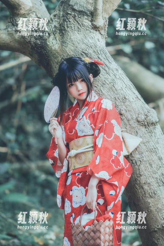 桜桃喵 桜桃喵带你玩转冬眠:白裙下的写真集分享,拼命装可爱谁会不爱?