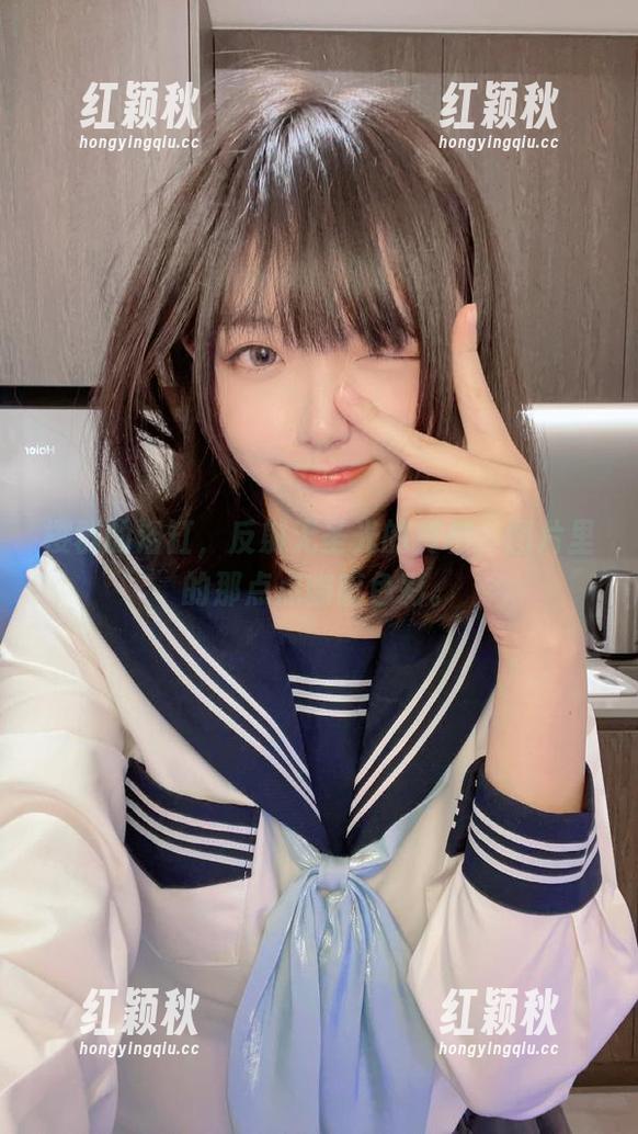 樱群的浴缸，反射无圣光的真相，图片里的那点点幽暗色彩。
