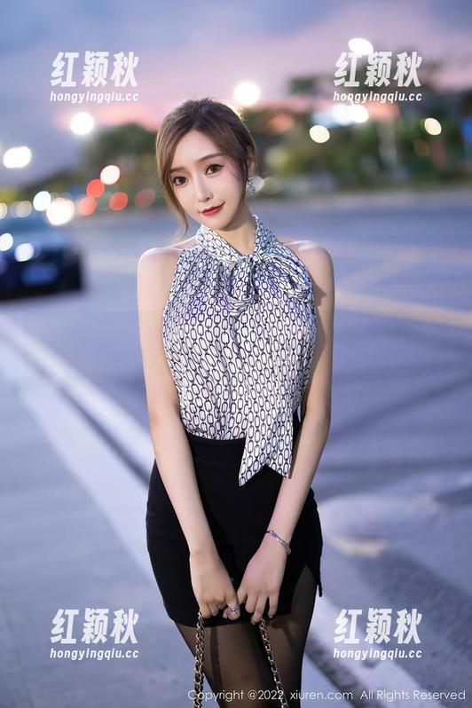 秀人网-李宓儿 秀人网 - 李宓儿的浴缸套图:水面倒映的秘密