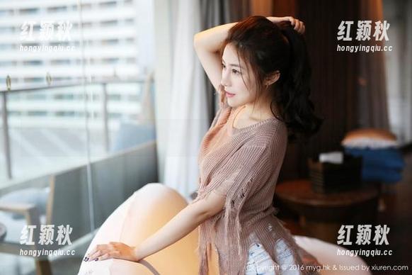 美媛馆-黄乐然 美媛馆 - 泳池边的黄乐然:写真图册藏的小秘密