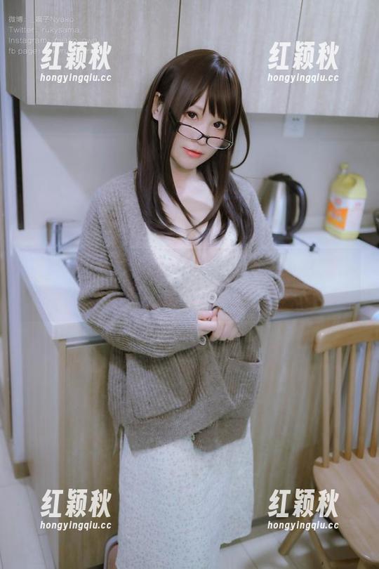 荒井喵喵 荒井喵喵的课桌上:高中生cos图包,看看谁最可爱!