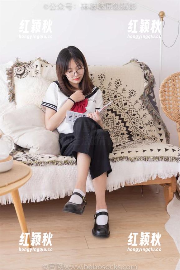 袜啵啵-稚予 袜啵啵 - 校服写真里的诱惑:稚予展示那些校园生活的背后故事