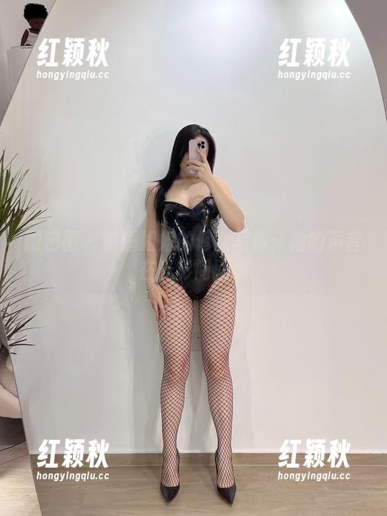 铁锤姐姐 微密圈 - 铁锤姐姐的修女写真:她的声音在光影间回响