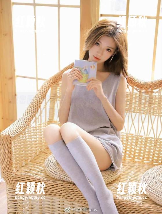 黎允熙baby 微密圈 - 黎允熙baby的枣红睡裙,私房图包里的每一帧都在说悄悄话